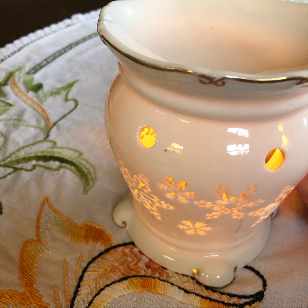 Yankee Candle Porcelain with 24 carat Gold Painted Trim Tart Warmer